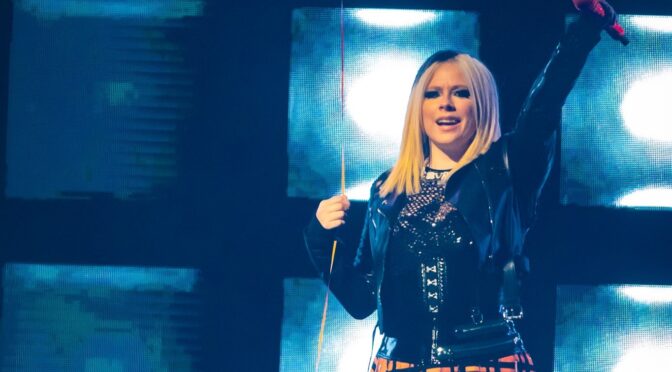 Da Let Go a Love Sux: 20 anni di Avril Lavigne al Mediolanum Forum